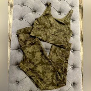 GUC Medium DYI Set: Longline elevate bra and signature printed leggings